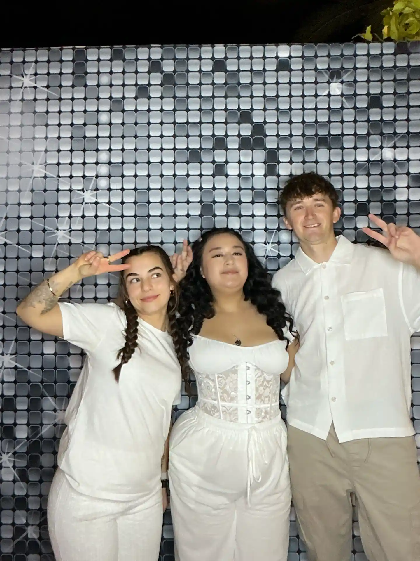glowframe studio white party 02