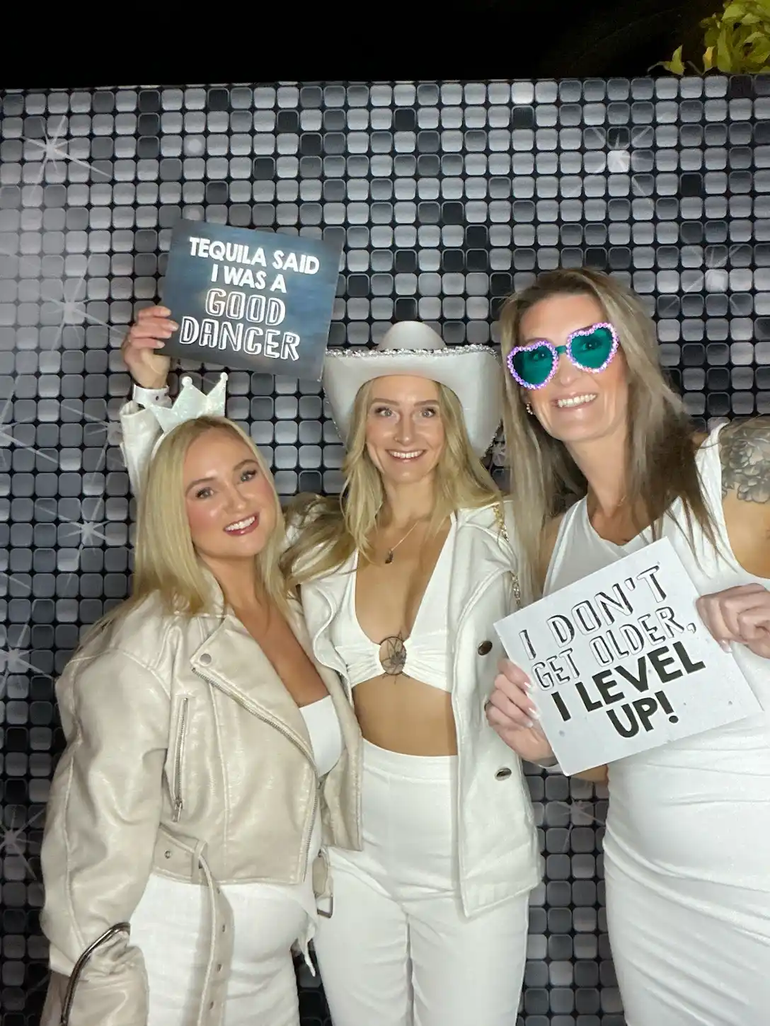 glowframe studio white party 16
